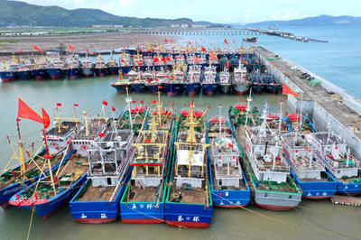 台风“烟花”逼近 渔船码头避风